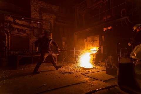 Schmees foundry in Pirna, slag tap
