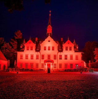 Many buildings were lit up red again on Tuesday evening (22.6.) - called for by the nationwide