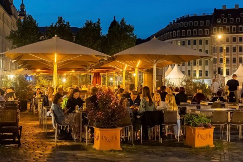 Outdoor gastronomy on Dresden's Neumarkt at the Church of Our Lady, thanks to the current Corona