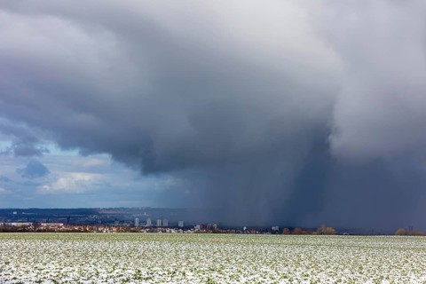 A snow shower moves through the Elbe valley towards the city centre of Dresden