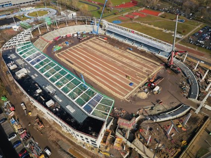 Assembly of the 105-metre-long light ring girder above the north stand of the Heinz Steyer Stadium