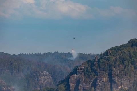 Forest fire in the rear of Saxon Switzerland, hundreds of firefighters are supported by several