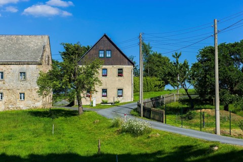 The old Dresden-Teplitz post road runs through Börnersdorf, coming from the Elbe valley via