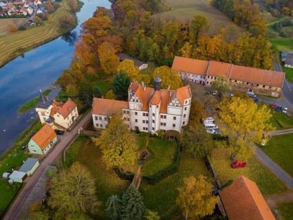 The Podelwitz moated castle is located directly on the Freiberger Mulde river in the Podelwitz
