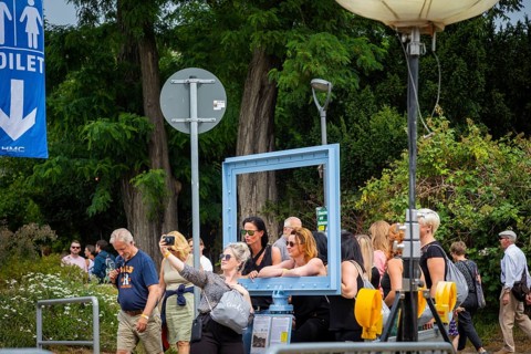 The first photo frame stands on the banks of the Elbe in Loschwitz - with old rivet technology and