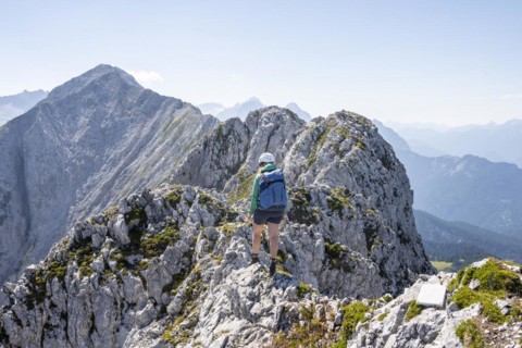 Mountaineer on the summit ridge, Wettersteinkamm, Westliche Wettersteinspitze, Wetterstein