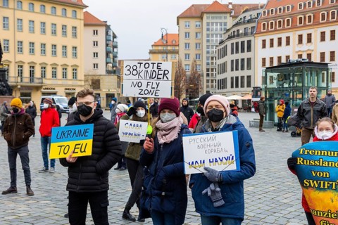 In Dresden, people gathered again on Neumarkt in front of the Church of Our Lady. On posters and