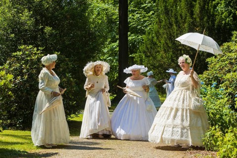 Picnic in white in the castle park of the baroque castle of Rammenau. On the idyllic meadow
