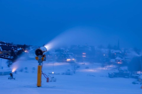 In anticipation of easing of the corona-induced logdown, the ski slope in Altenberg in Saxony's Ore