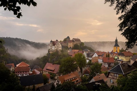 Highline and family festival in Hohnstein Highlines are stretched over the roofs of Hohnstein and