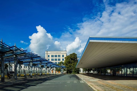 The bus station was built as an experimental building by the Deutsche Bauakademie. The bus station