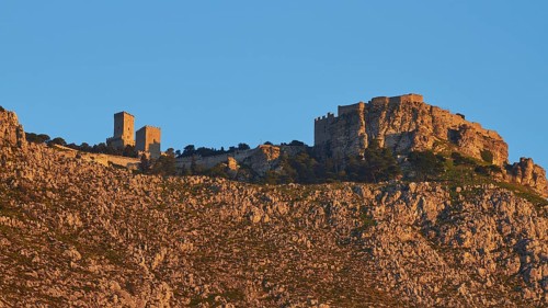 Morning light, Mons Erix, Castello di Venere, close, telephoto, Norman fortress, towers, blue