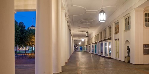 Theatre colonnades with a view of the spa hotel, Hessian State Theatre in the evening, Bowling