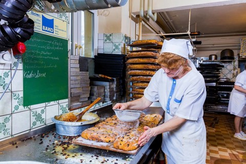 Erzgebirge Christmas stollen, there is also a stollen tradition in the Erzgebirge, the typical