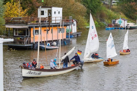 Water sports club Dresden-Loschwitz e.V. with Optimist dinghies, accompanied by a cutter, the young