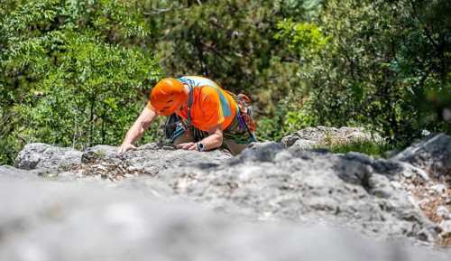 Climber on the rope, multi-pitch climbing, Via la Bellezza della Venere climbing tour, Garda