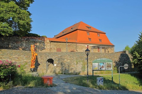 Historic Malt House with sculpture (M) eine Antwort by Thomas Thiele 1996, city fortification, wood