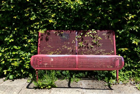 Red benches in the spa gardens, Bad Füssing, Lower Bavaria, Bavaria, Germany, Europe