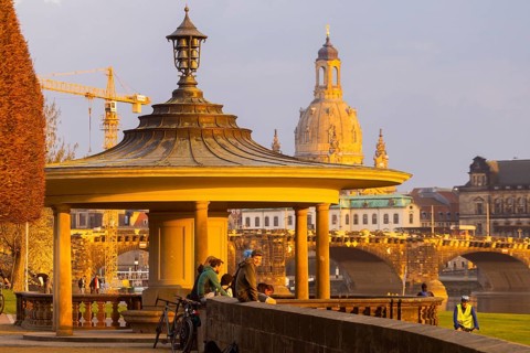 Neustadt Elbe embankment in the evening with a view of the Old Town over the Glockenspiel Pavilion