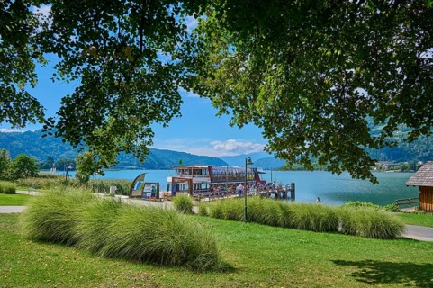 Lake shore, jetty, excursion boat, tourists, summer, Ossiach, Lake Ossiach, Carinthia, Austria,