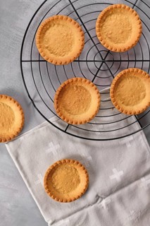 Small homemade tartlet pastry crusts without filling