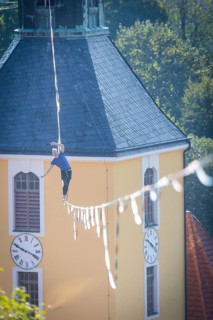 Highline and family festival in Hohnstein Highlines are stretched over the roofs of Hohnstein and
