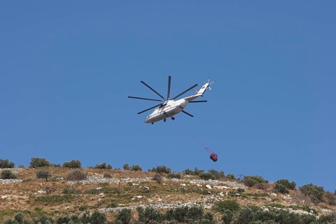 Helicopter, helicopter, fire-fighting helicopter, fire, helicopter flies over mountainside,