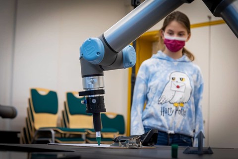The talent development project JUNIORDOKTOR offers young people and children access to exciting