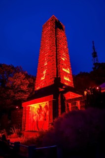 Many buildings were lit up red again on Tuesday evening (22.6.) - called for by the nationwide