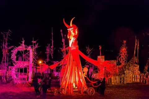 Grande Finale of the Travelling Theatre Festival on the Elbe Meadows