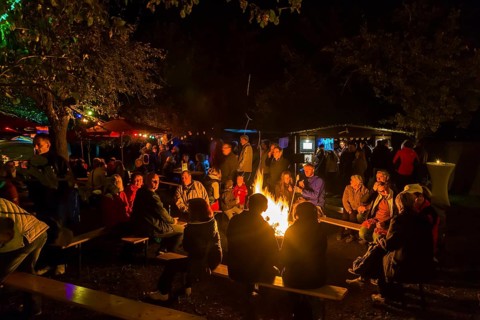 Grand finale of the travelling theatre festival on the Elbe meadows