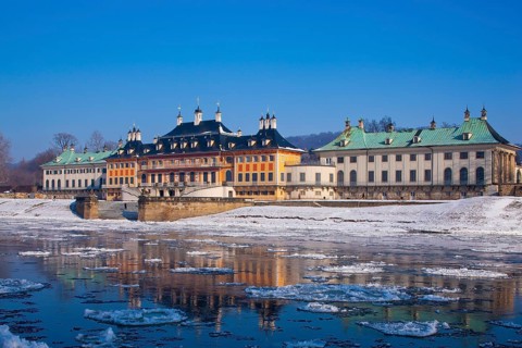 Ice drift on the Elbe in Dresden Pillnitz