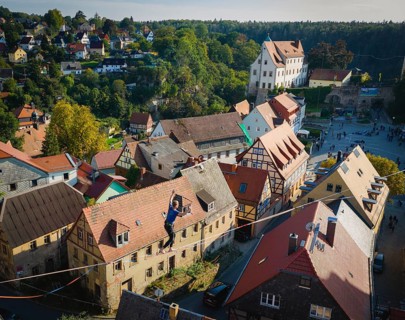Highline and family festival in Hohnstein Highlines are stretched over the roofs of Hohnstein and
