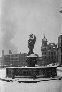 With the ruins of the Taschenbergpalais, the nSophienkirche and the Residenzschloss. In the