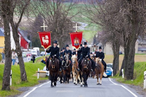 Every year at Easter there are about 5 processions in Lusatia, each with about 200 riders. The