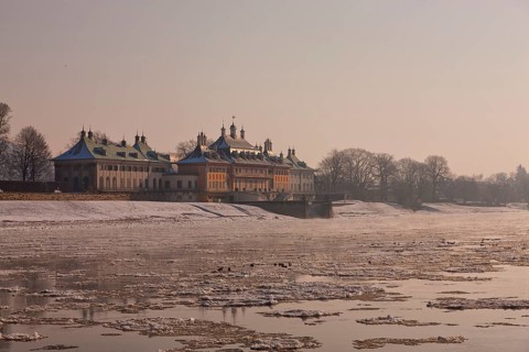 Ice drift on the Elbe in Dresden Pillnitz