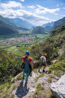 Climbers descending, multi-pitch climbing, Via la Bellezza della Venere, Garda Mountains, Arco,