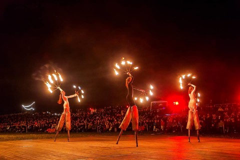 Grand finale of the travelling theatre festival on the Elbe meadows