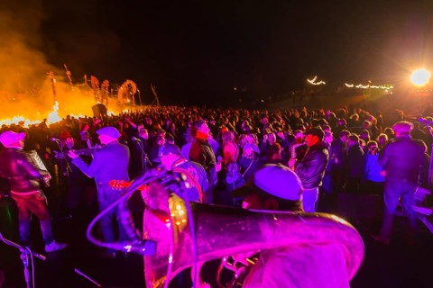 Grand finale of the travelling theatre festival on the Elbe meadows