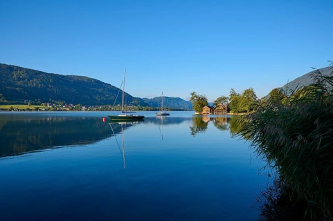 Lake, sailboats, boathouse, morning, summer, Steindorf am Lake Ossiach, Lake Ossiach, Carinthia,