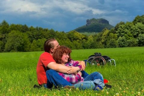 Young couple on the meadows in front of Königstein Fortress