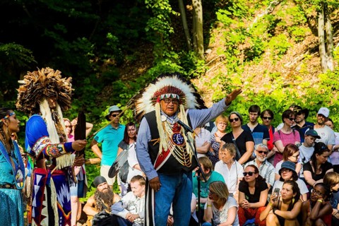 The Karl May Festival has been held every year since 1991 on a weekend in May in the Lössnitzgrund