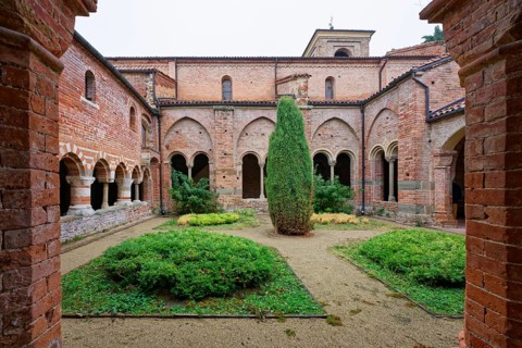 Cloister, Abbey, Abbazia Santa Maria di Vezzolano, Albugnano, Province of Asti, Monferrato,