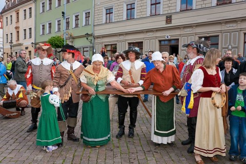 Pirna the members of the association Der Retter playfully re-enact the invasion of the Swedes in