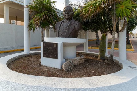 Sculpture of President Benito Juarez Garcia 1806-1872, Isla Mujeres, Caribbean Coast, Cancun,