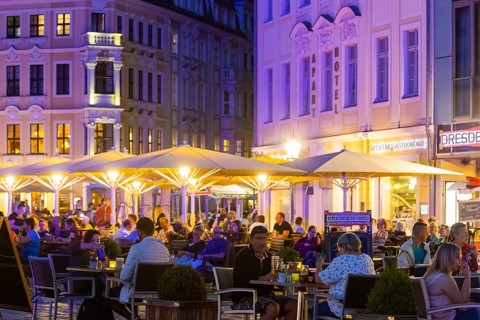Outdoor gastronomy on Dresden's Neumarkt at the Church of Our Lady, thanks to the current Corona