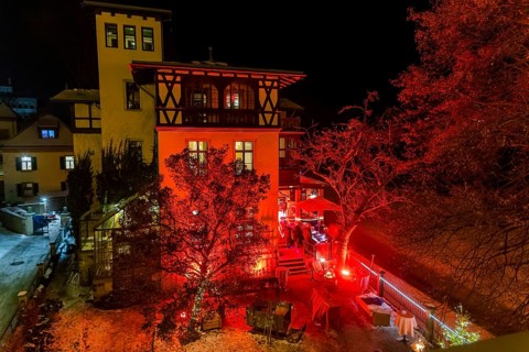 Christmas decorations at Villa Marie on the banks of the Elbe in Blasewitz