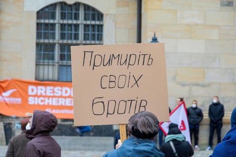 In Dresden, people gathered again on Neumarkt in front of the Church of Our Lady. On posters and