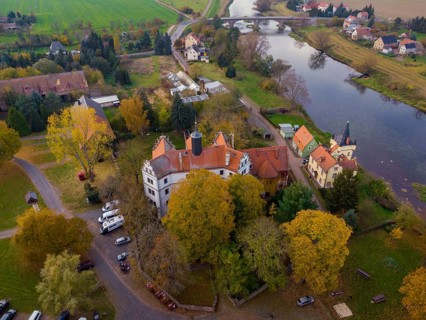 The Podelwitz moated castle is located directly on the Freiberger Mulde river in the Podelwitz