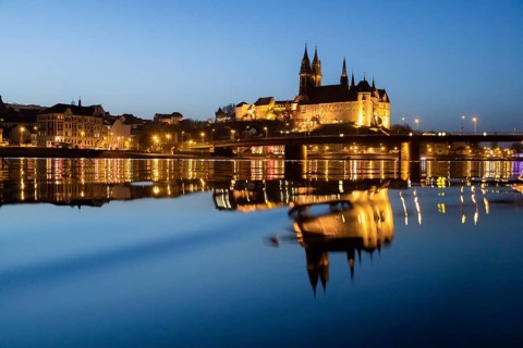 The Elbe in Meissen is slightly high water after the snow has melted, the Burgberg is reflected in